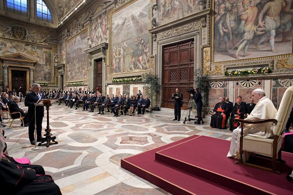 Румен Радев седи най-близо до папата, на стол отляво на вратата СНИМКИ: РОЙТЕРС