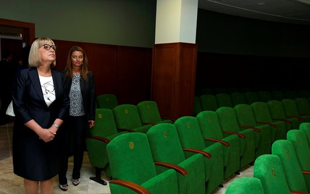 Правосъдният министър Цецка Цачева в една от залите