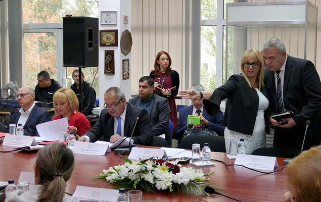 Омбудсманът Мая Манолова (вляво) е патрон на кампанията на лекарския съюз, ръководена от председателя и зам.-председателя на БЛС д-р Венцислав Грозев и д-р Галинка Павлова.