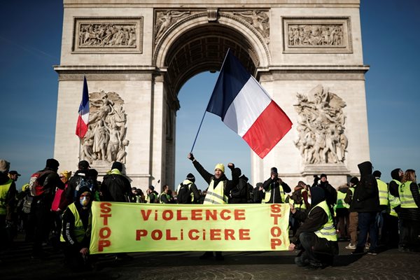 Хиляди членове на движението “жълти жилетки” се събраха в Париж на протест срещу управлението на Макрон за 14-а поредна седмица.