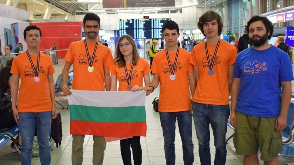 Александър (третият от дясно на ляво) със съотборниците си при завръщането им от европейската олимпиада по физика в Рига. Ученикът от Казанлък си дойде със сребърен медал.