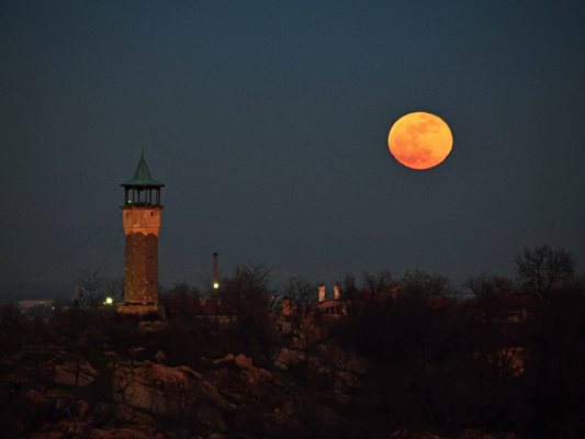 Супер Луната изгрява над Часовниковата кула на Дановия хълм. Снимка: Руслан Йорданов 