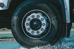 Коя гума се представи най-добре при тестове на TUV SUD  на мокра настилка