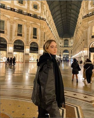 Ели намира време за разходки из Милано