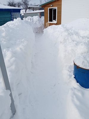 Сняг около къща в гр. Ясногорск, област Тула СНИМКА: Нора Чолакова