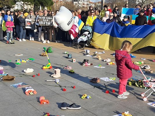 Играчки, обувки и цветя за загиналите във войната деца  разпръснаха протестиращите на площада. Снимки: Тони Щилиянова