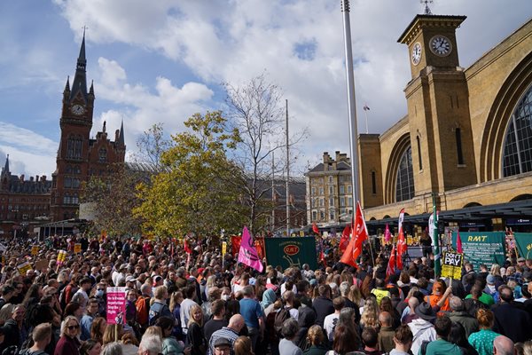 Хиляди активисти във Великобритания излязоха на протести срещу повишаването на цените на енергията и климатичната криза
РОЙТЕРС