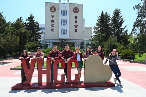 Рекламните лица на УНСС са неговите отличници: Отборът на УНСС спечелил първо място в отборното класиране и първо място в класирането по висши училища в група В на Националната студентска олимпиада по математика.