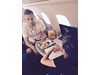 Бербатов си прави пикник в самолета заедно с една от дъщерите си