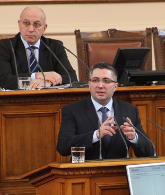 Регионалният министър Николай Нанков отговори на 16 въпроса по време на парламентарния контрол в сряда.