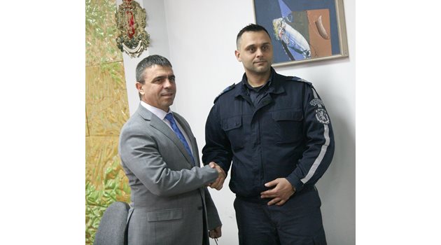 Шефът на пловдивската полиция Атанас Илков поздравява Стойчо Яковски за достойната постъпка.  СНИМКА: ЕВГЕНИ ЦВЕТКОВ