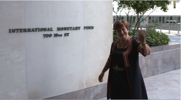 Кристалина Георгиева влиза в офиса на МВФ в красив костюм със стилизирана българска шевица.