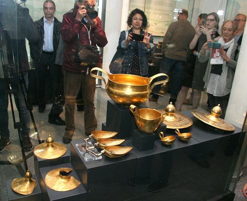 Десетки се тълпят всекидневно пред витрините с най-ценните ни съкровища в пловдивския археологически музей.