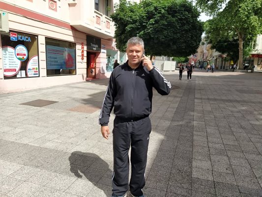 Стоян Алексиев по време на съботната си разходка. Снимки: Авторът