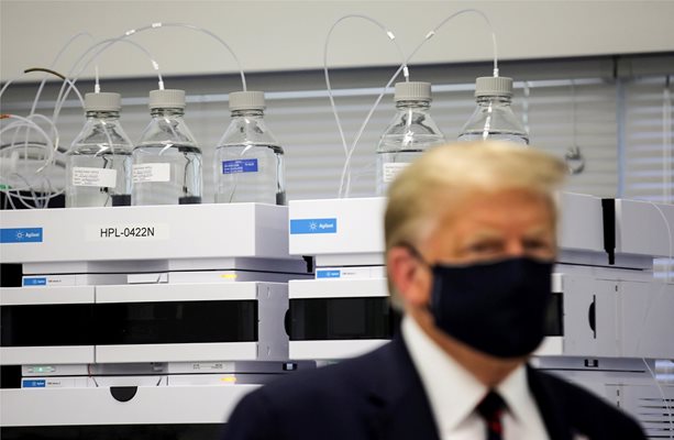 Американският президент Доналд Тръмп носи маска при посещение във фармацевтична компания.