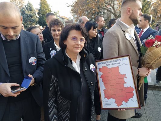 Председателката на градския съвет на БСП Димитрина Вакрилова с картата от 2016 г. Сега е поръчала нова с дата 21 ноември 2021 г.