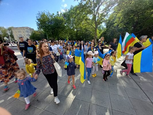 Децата поведоха шествието.