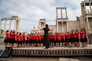 Пловдивски деца пеят и танцуват на празничен концерт на Античния театър