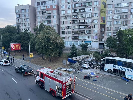 Катастрофата, при която автобус с мигранти премаза двама полицаи,  стана на най-оживеното кръстовище "Трапезица" в Бургас на 25 август м.г.