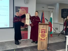 Ректорът на УХТ-Пловдив проф. Галин Иванов връчва пометната диплома на Н.Пр. посланика на Испания  Алехандро Поланко Мата.

Снимки: Авторът