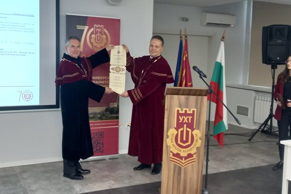 Ректорът на УХТ-Пловдив проф. Галин Иванов връчва пометната диплома на Н.Пр. посланика на Испания  Алехандро Поланко Мата.

Снимки: Авторът
