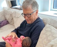 Бил Гейтс  с първата си внучка
Снимка: инстаграм