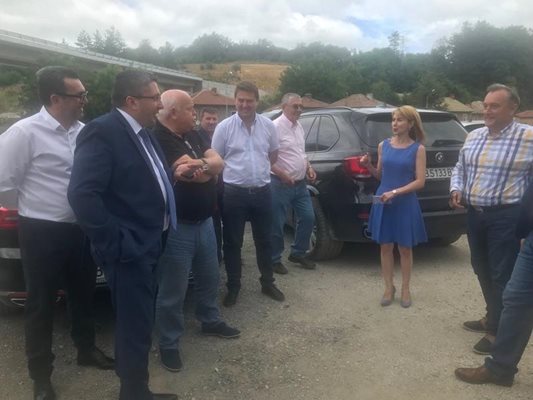 министър Николай Нанков инспектира обходния път на Габрово