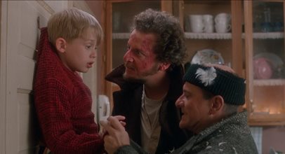 Кевин Макалистър (Маколи Кълкин) сам се справя с “Мокрите бандити” в емблематичната комедия за Коледа “Сам вкъщи”.