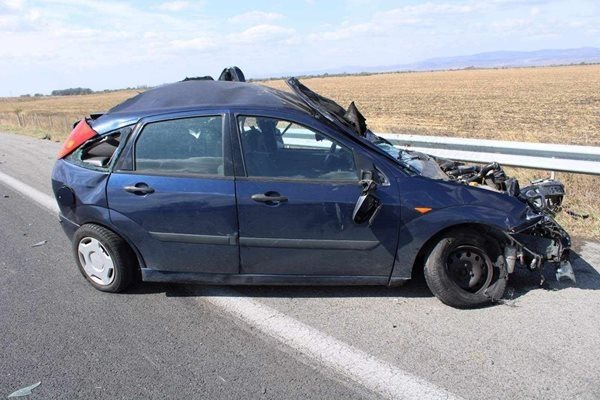Ударената от камиона кола с бургаска регистрация била спряла в аварийната лента, защото спукала гума. Снимка: МВР