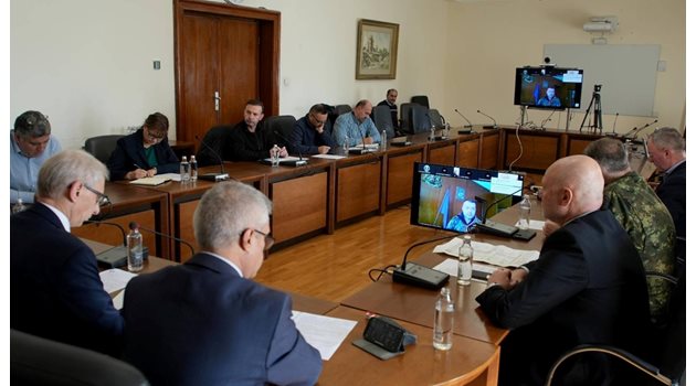 В Министерския съвет се проведе извънредно съвещание за тежката зимна обстановка.
СНИМКА: МИНИСТЕРСКИ СЪВЕТ