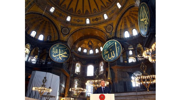 Със сменянето на статута на катедралата Ердоган може да предизвика предсточни избори в страната.