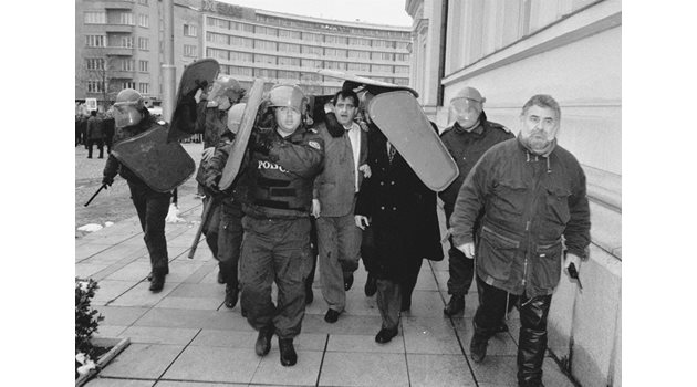 Вътрешният министър Николай Добрев влиза в парламента на 10 януари 1997 г., защитен от полицаи с каски, палки и щитове.