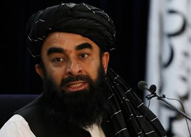 Официалният говорител на талибанското правителство Забихула Муджахед дава пресконференция в Кабул