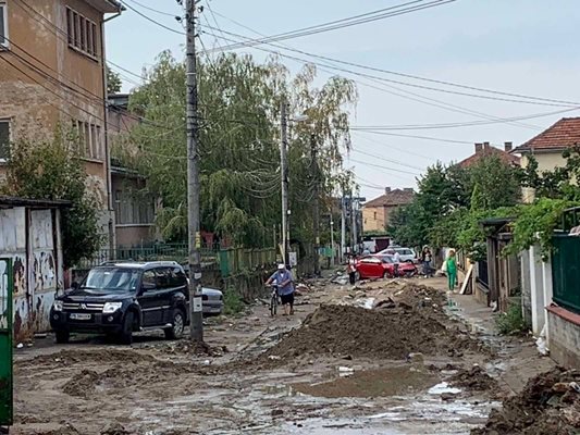 Ул. "Меден дол" в Карлово е като след война.