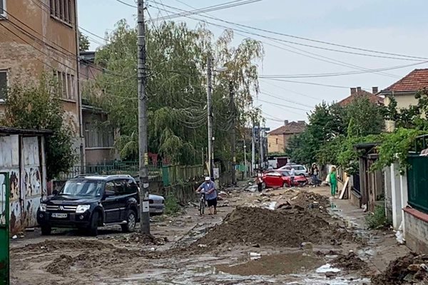 Ул. "Меден дол" в Карлово е като след война.