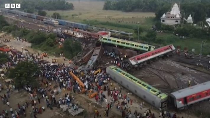 (Видео) Над 260 загинали при сблъсък на 3 влака в Индия