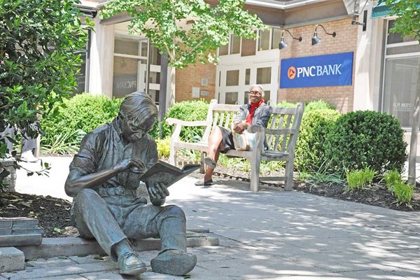 Статуя на погълват от четенето мъж е разположена на главната улица в Принстън.
СНИМКИ: ЦВЕТА АТАНАСОВА И ЯНА МИТЕВА