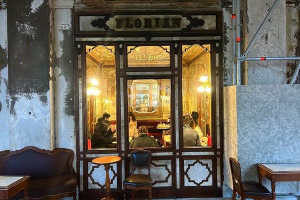 Изглед към най-старото кафене „Флориан”на площад „Сан Марко”