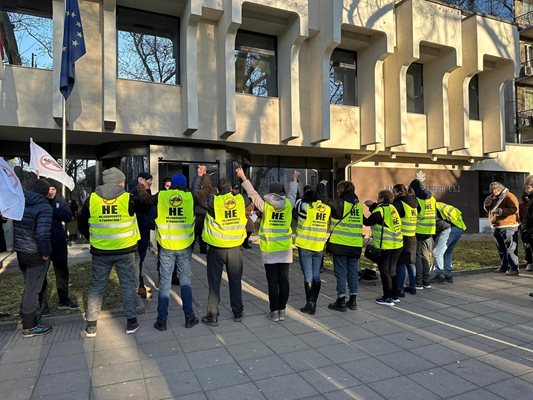 С жълти жилетки протестиращите застанаха пред Административния съд в Пловдив. Снимки: Виолета Керемидчиева