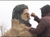 Художник и кмет подмладили паметник на Ботев – почернили коса, брада и вежди (Обзор)