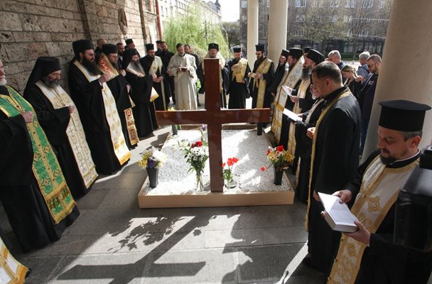 Архиерейска заупокойна литургия и панихида за 40 дни от смъртта на патриарх Неофит