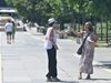 Жега в София, доброволци раздаваха вода в центъра (Видео, снимки)