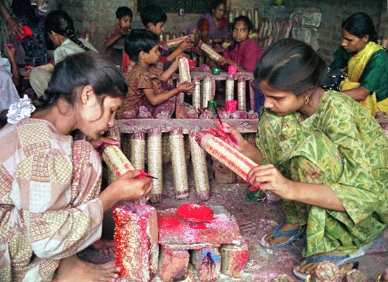 Деца сглобяват и боядисват гривни в Индия. СНИМКА: РОЙТЕРС