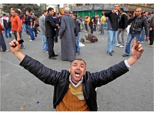 Разгорещен участник в антиправителствената демонстрация в Кайро СНИМКА: РОЙТЕРС

