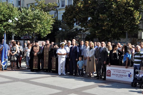 Официални лица и граждани на честванията по повод Независимостта на България.