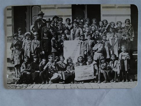 Членове на въздържателното дружество при първоначално училище “Йосиф I” и Първа прогимназия, 1930 г.  СНИМКИ: АРХИВ И АВТОРЪТ