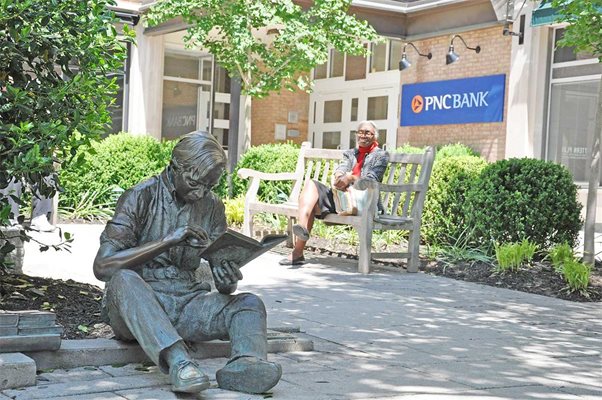 Статуя на погълват от четенето мъж е разположена на главната улица в Принстън.
СНИМКИ: ЦВЕТА АТАНАСОВА И ЯНА МИТЕВА