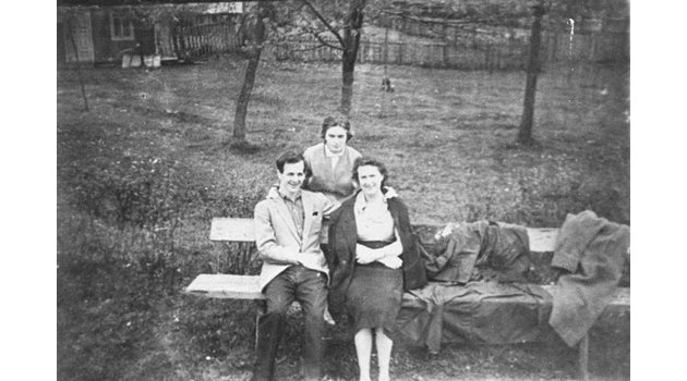 Лий Харви Осуалд в Минск със съпругата си Марина и нейна леля.