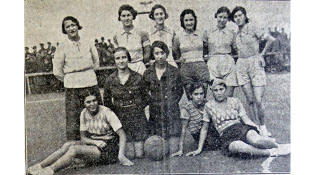 БАСКЕТБОЛ: С баскетболния отбор на “Левски” Петрунова (горе в средата) има шампионска титла и в този спорт.