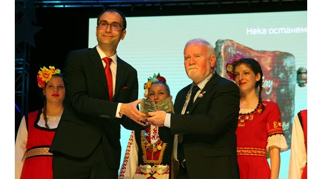 Зам.-кметът на Пловдив по културата Пламен Панов предаде щафетата на представителя на Голуей (вдясно)